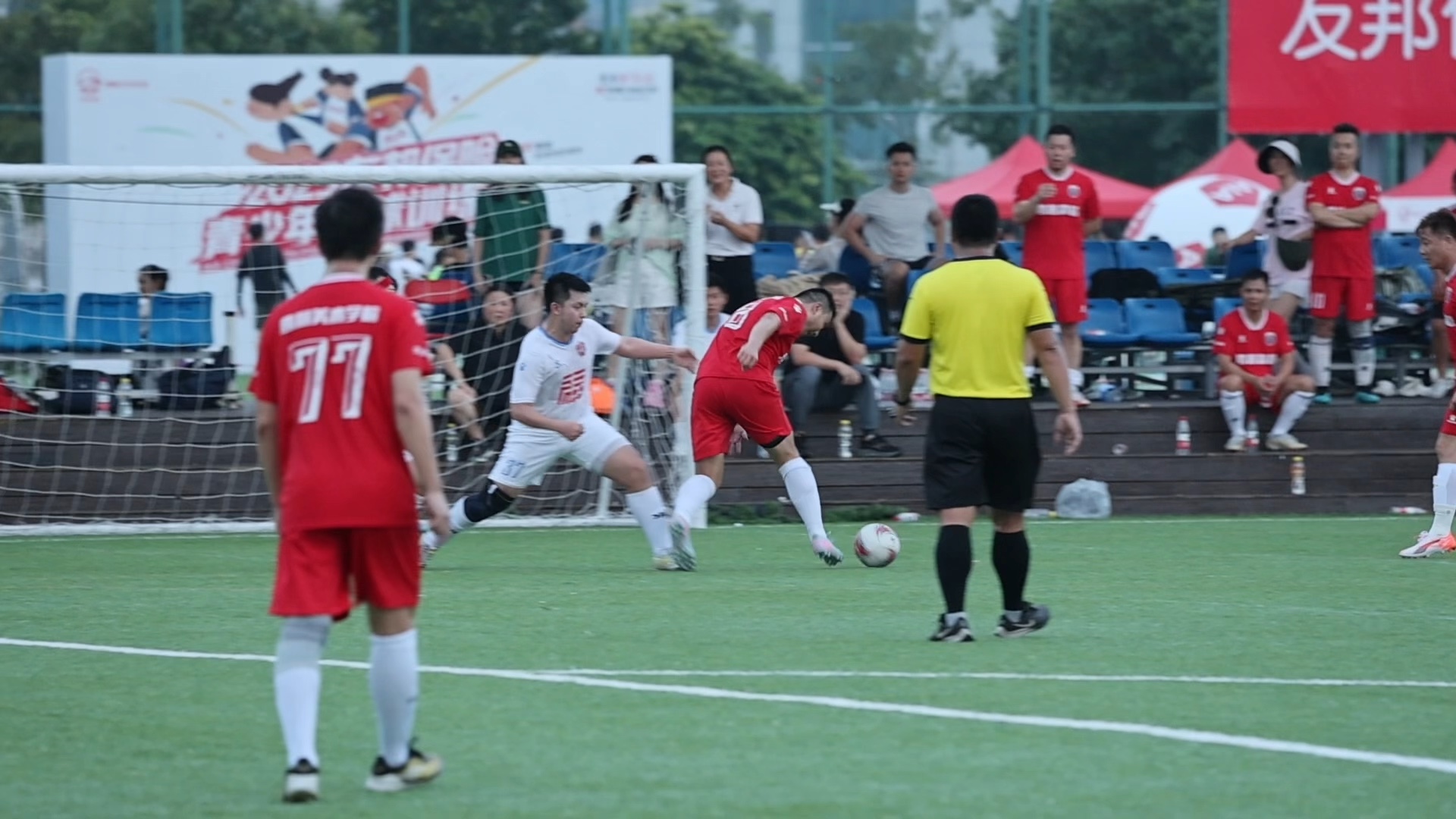 足球比赛中的精彩瞬间令人难忘 足球比赛中的精彩瞬间令人难忘