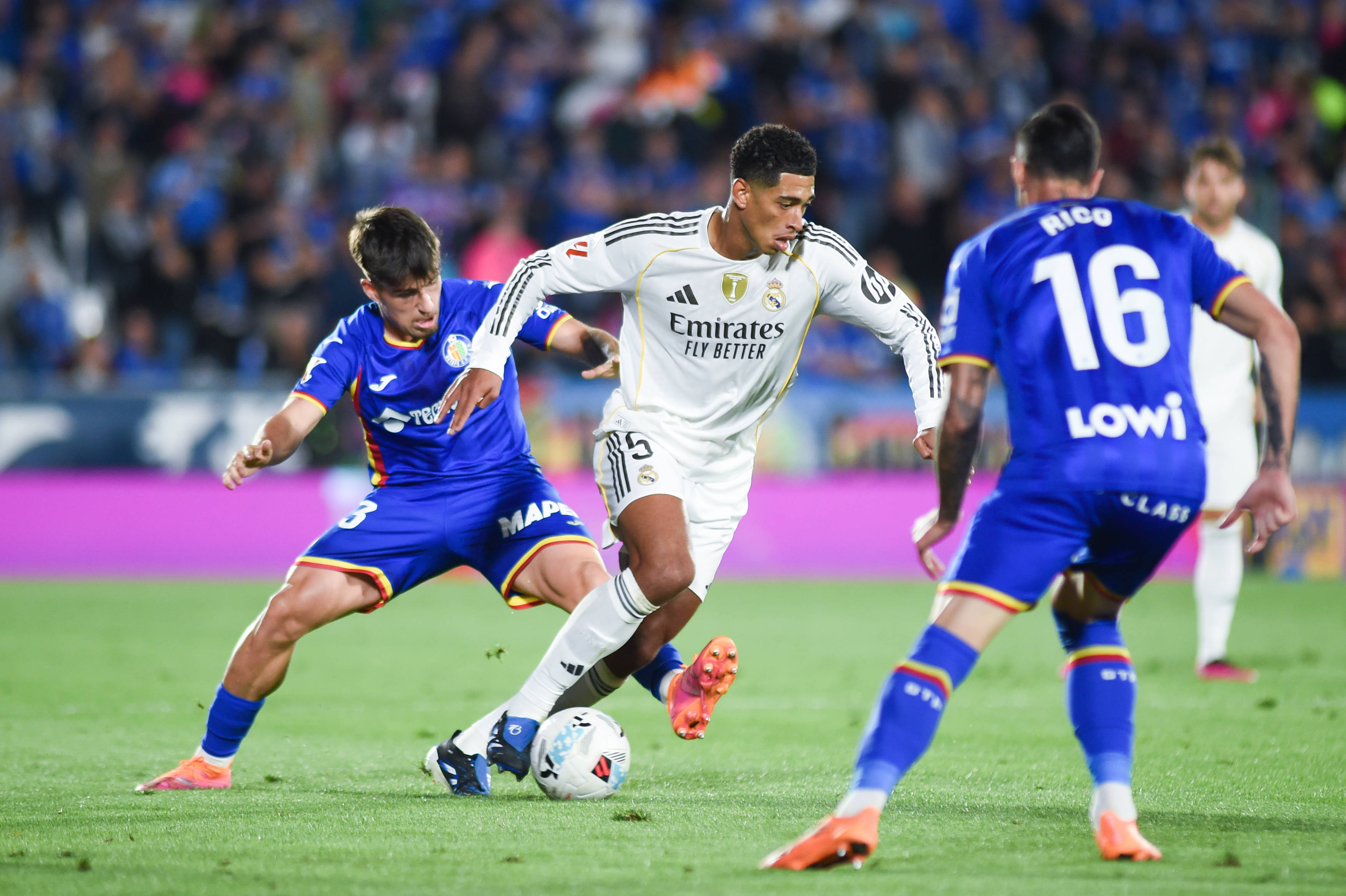 皇马凭借本泽马进球,客场击败维戈塞尔塔 皇马凭借本泽马进球,客场击败维戈塞尔塔