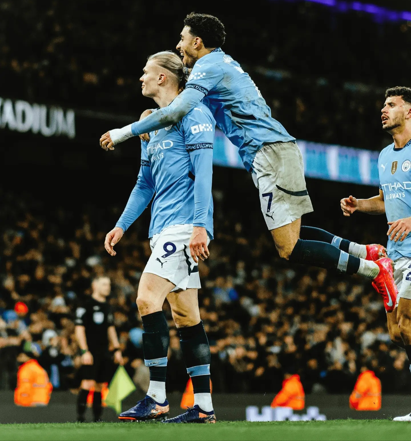 关于曼城全队发力，主场连胜展现强大实力的信息