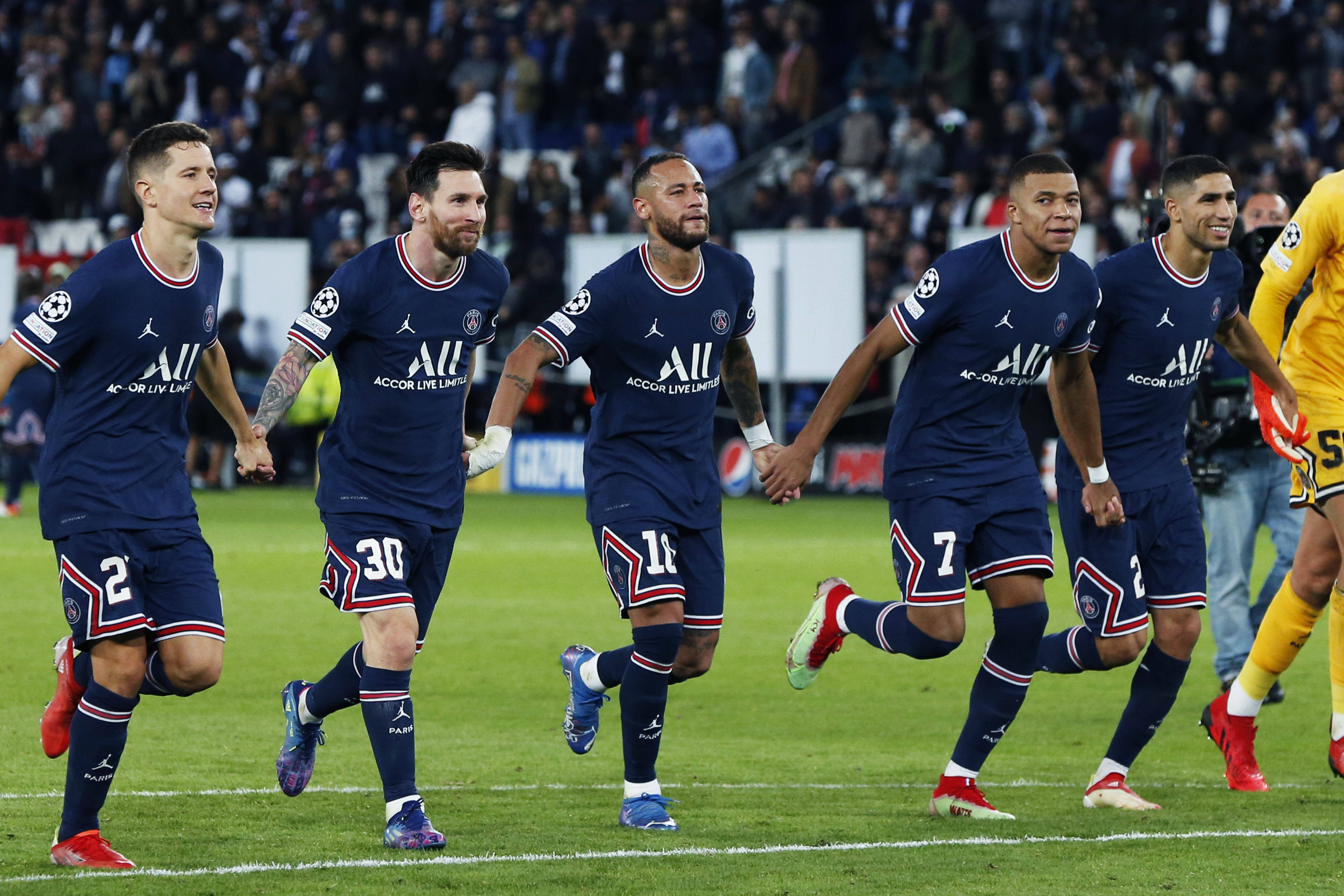 关于里昂主场告捷，法甲积分榜形势起起落落的信息